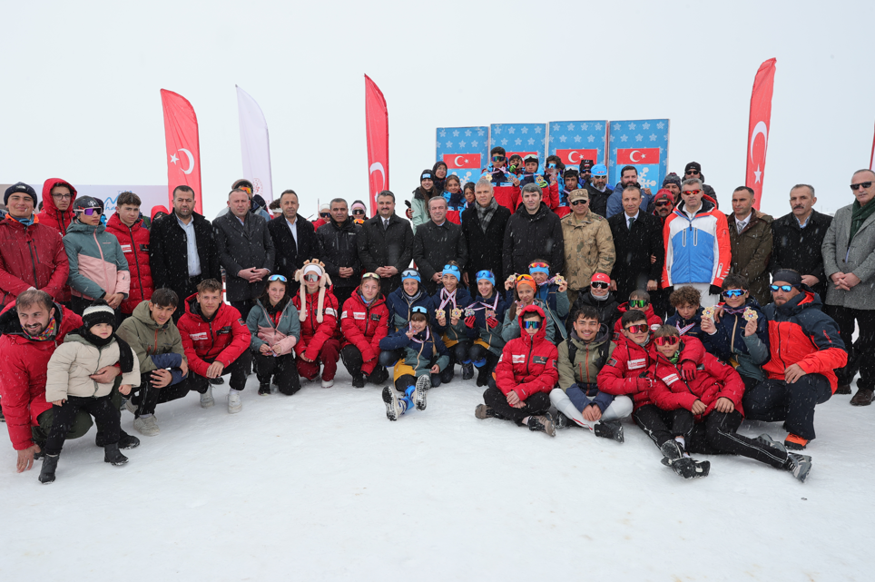 Hakkari'de düzenlenen Kayaklı Koşu 1. Etap Yarışması sona erdi