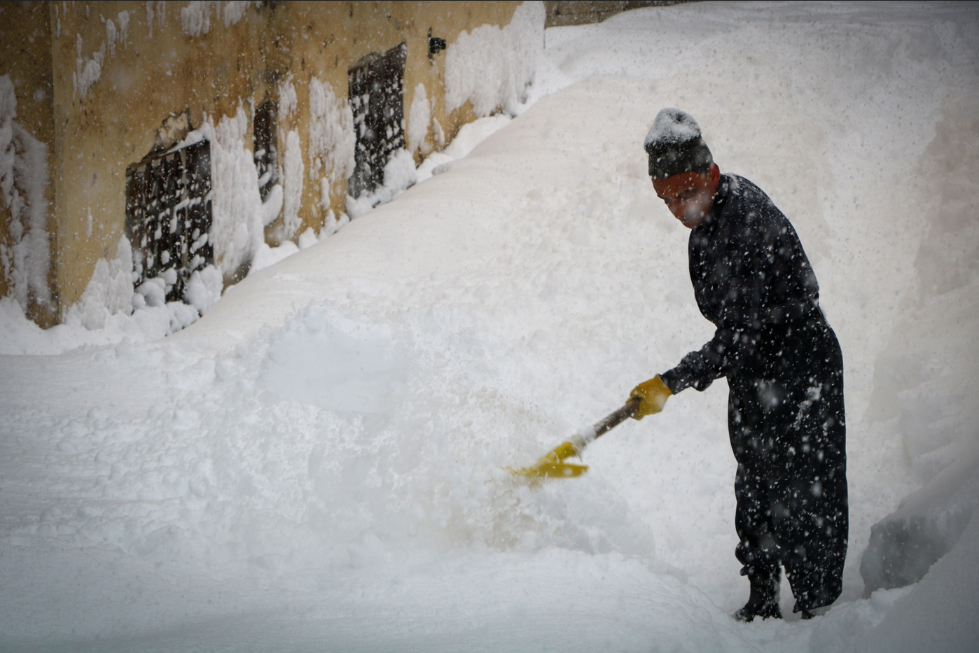 Hakkari'de araçlar ve evler kara gömüldü