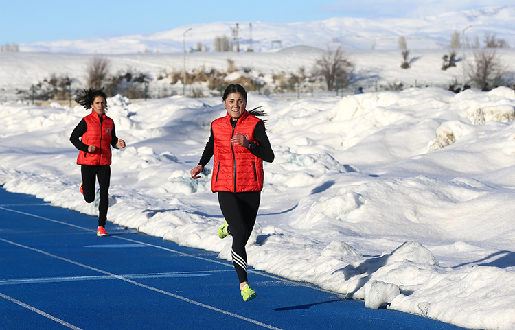 Türkiye rekortmeni Elif’in gözü kürsüde