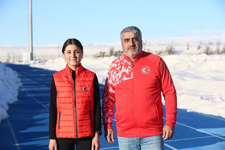 Türkiye rekortmeni Elif’in gözü kürsüde