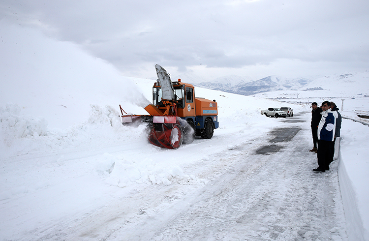 Bitlis'te "kar kaplanları" kesintisiz ulaşım için sahada