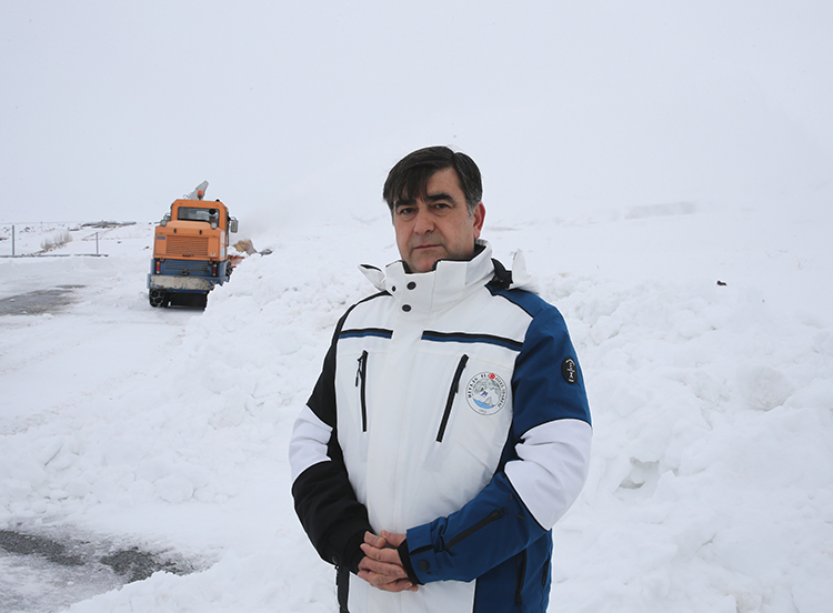 Bitlis'te "kar kaplanları" kesintisiz ulaşım için sahada