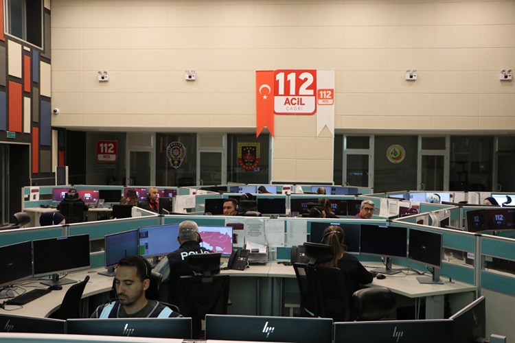 Rüya tabiri isteyen de takma dişi kaybolan da 112'yi aradı