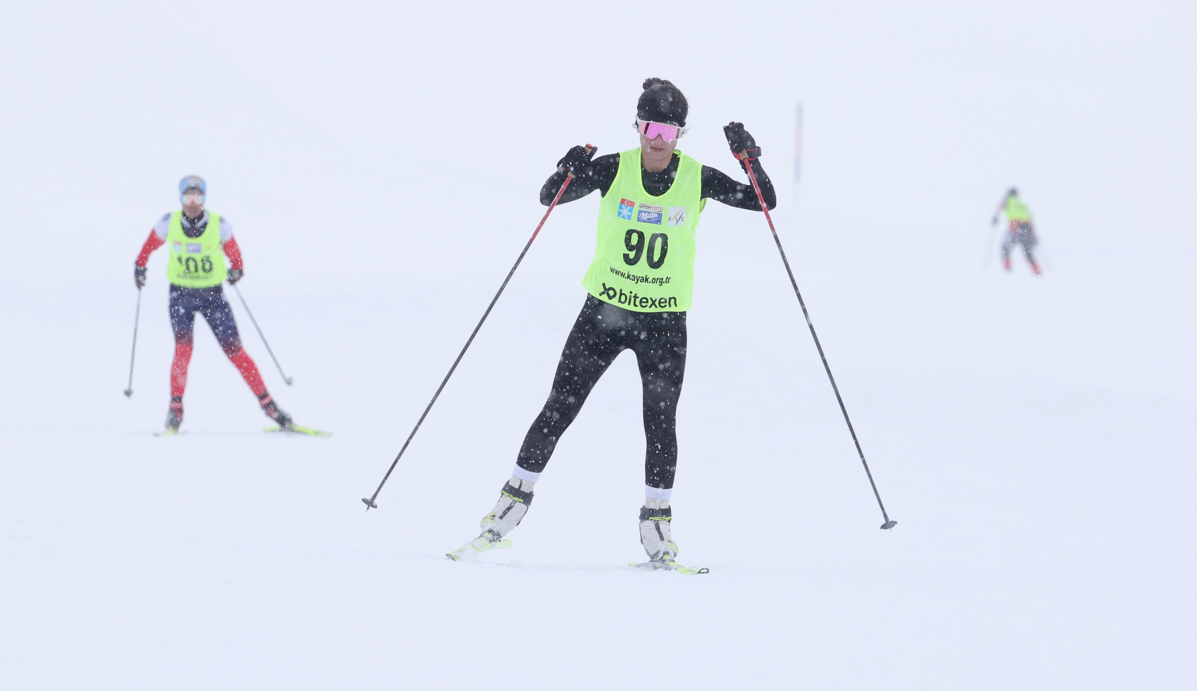 Hakkari’nin karlı dağları sporcularla renklendi