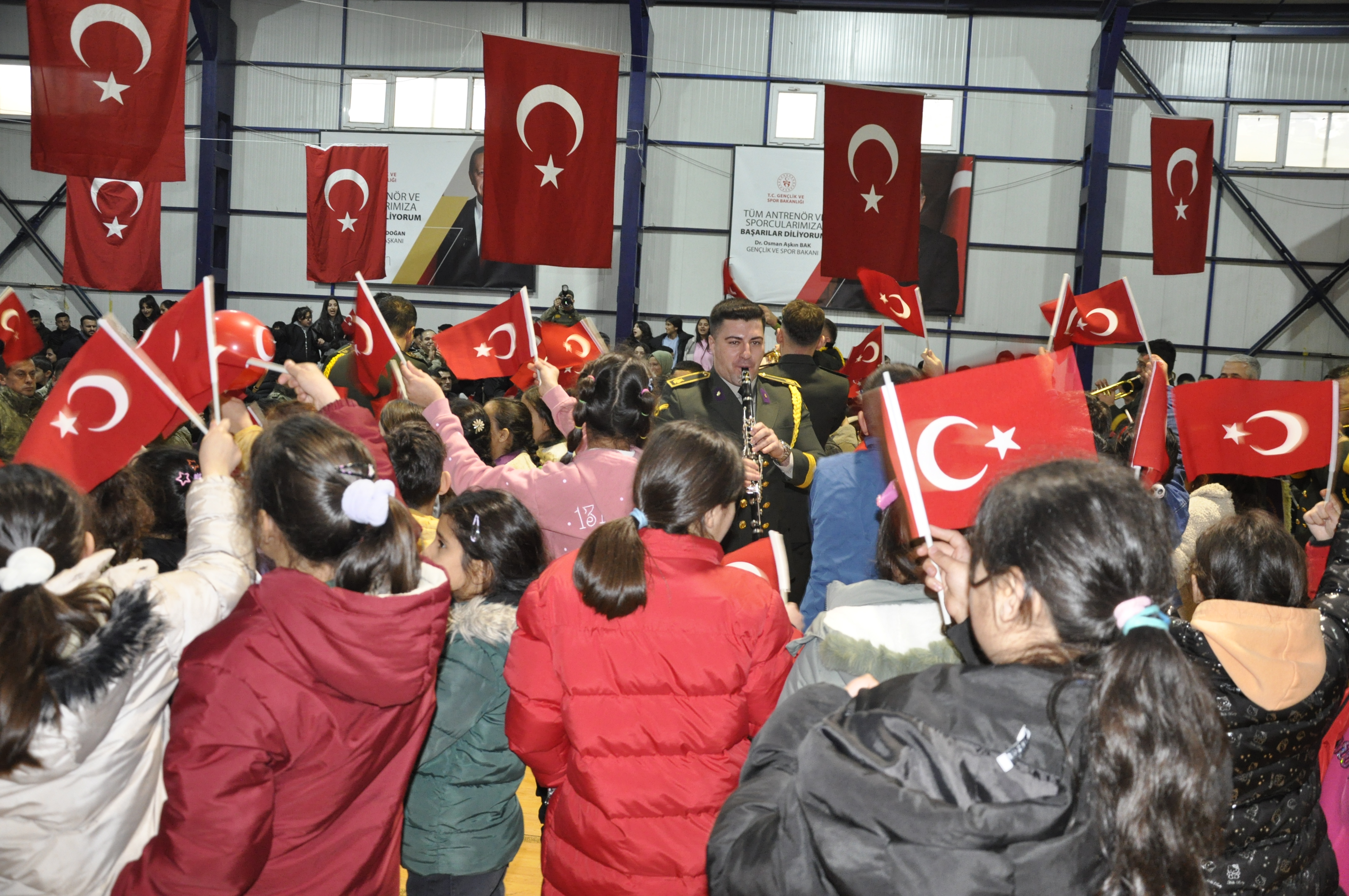 Askeri bando takımı Çukurca'da konser verdi