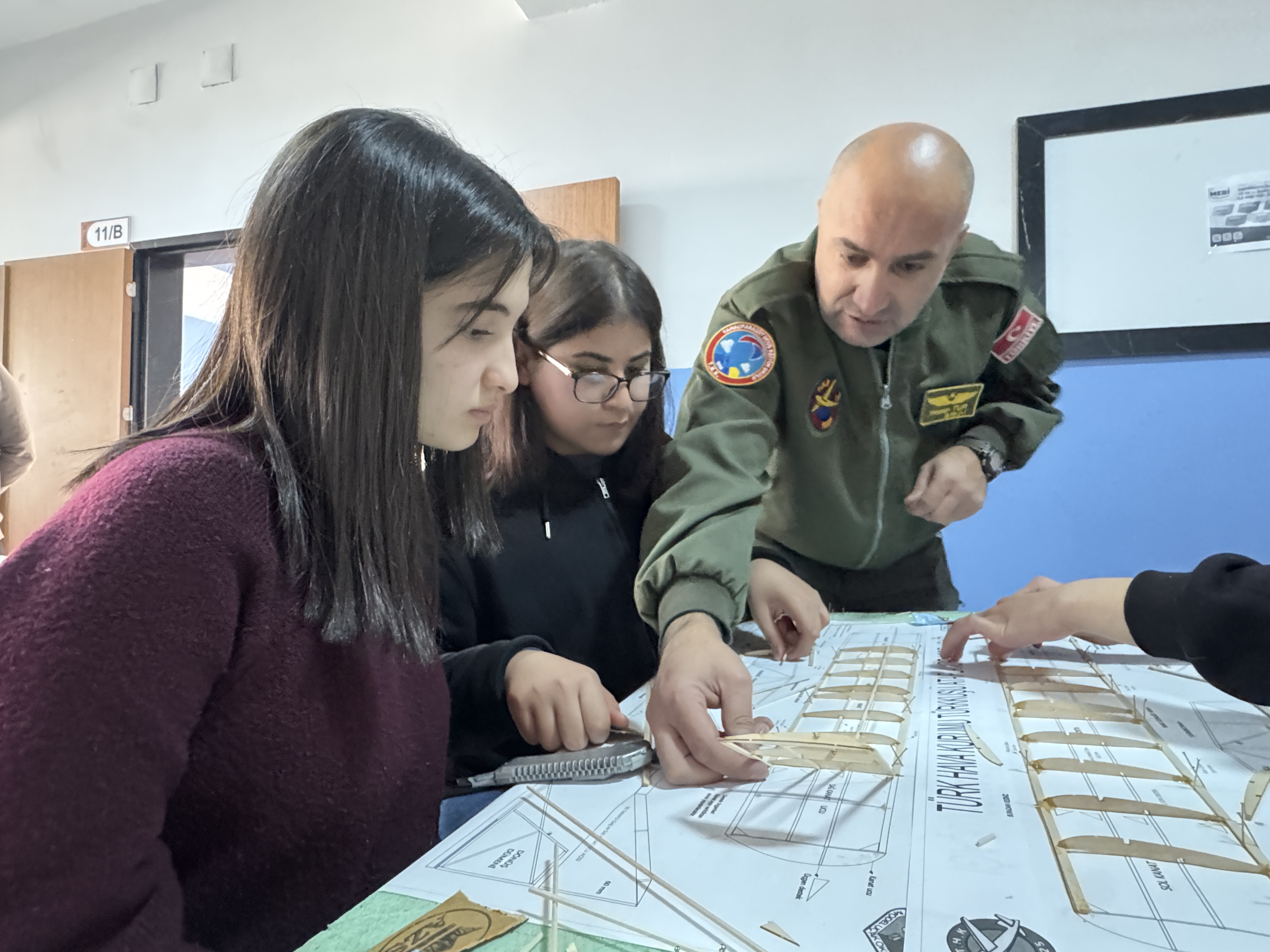Hakkari’de öğrenciler model uçakla havacılığa adım atıyor