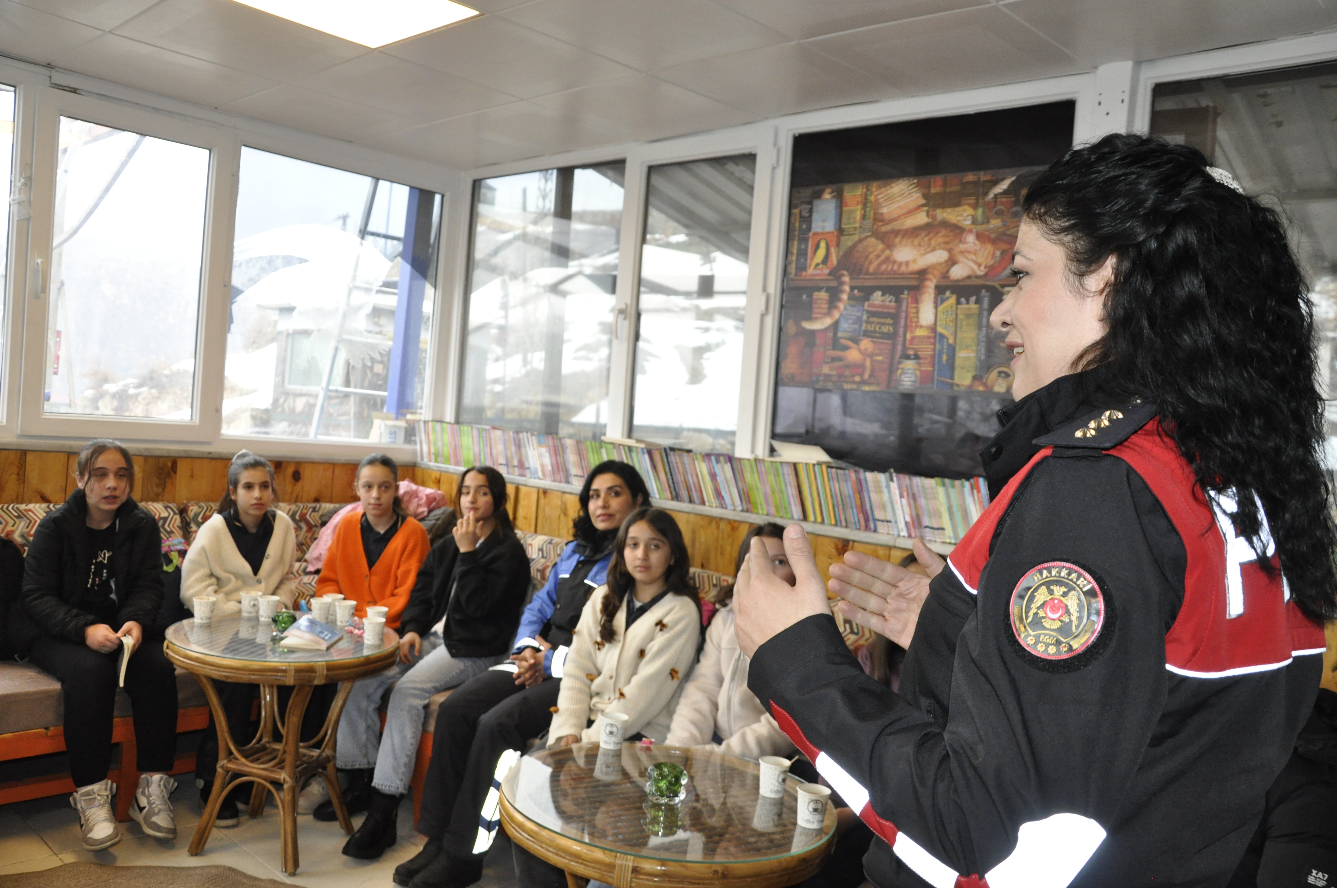Çukurca'da çocuklar polislerle bir araya geldi