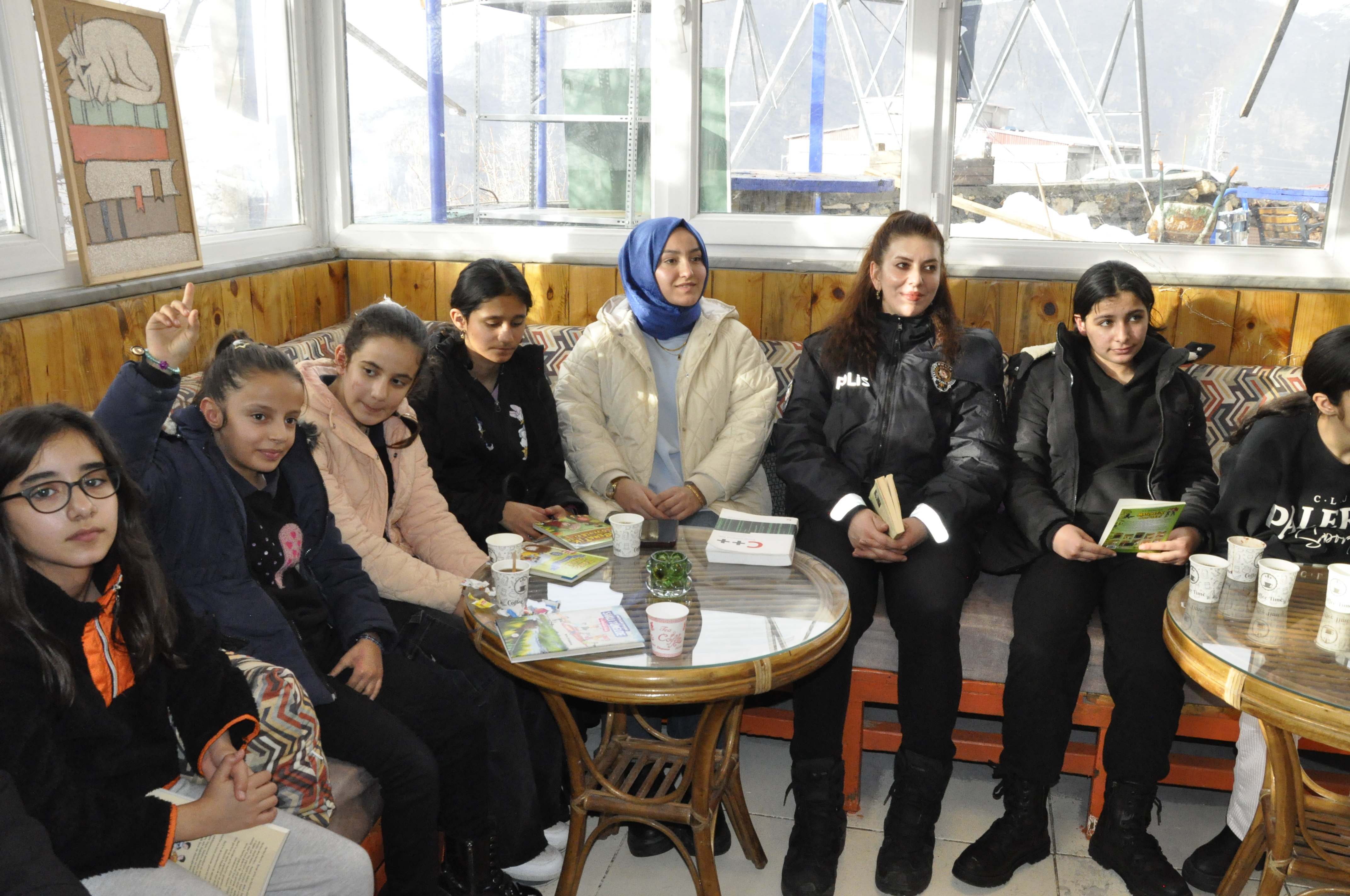 Çukurca'da çocuklar polislerle bir araya geldi