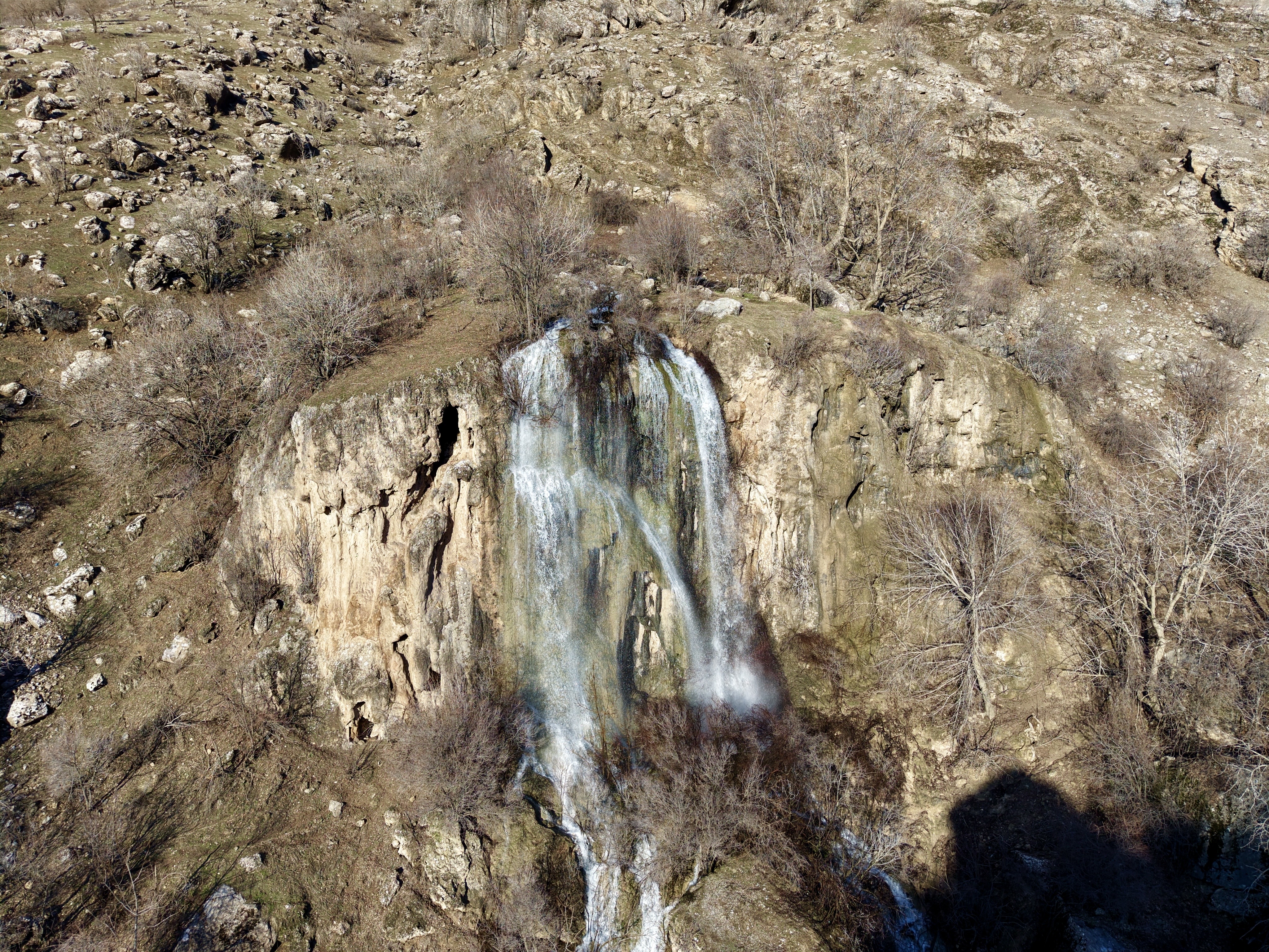 Hakkari'de şelaleler yağışların etkisiyle akmaya başladı