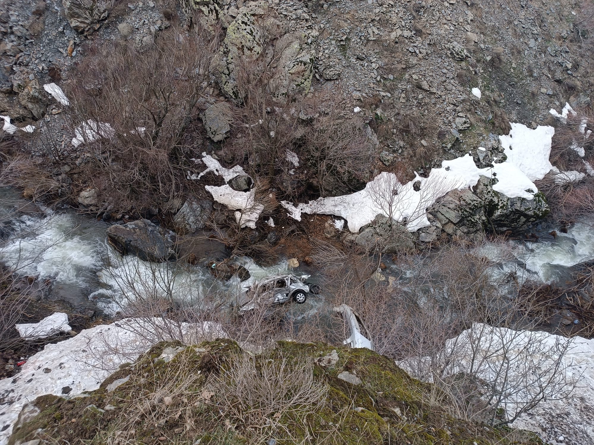 Bitlis’te araç dereye düştü: 3 ölü, 5 yaralı