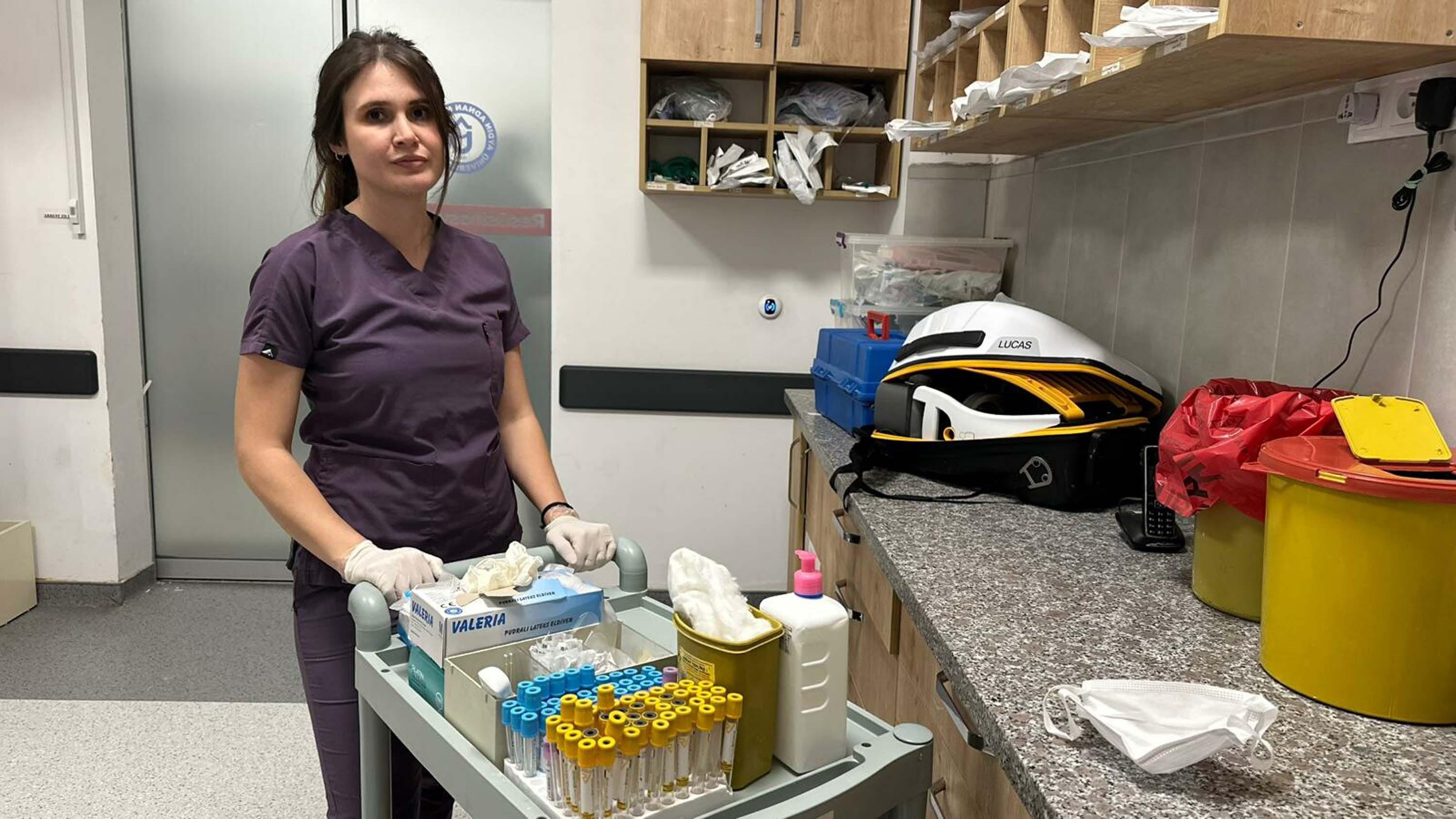 Acil serviste hastalara, çiftlikte hayvanlara şifa dağıtıyor