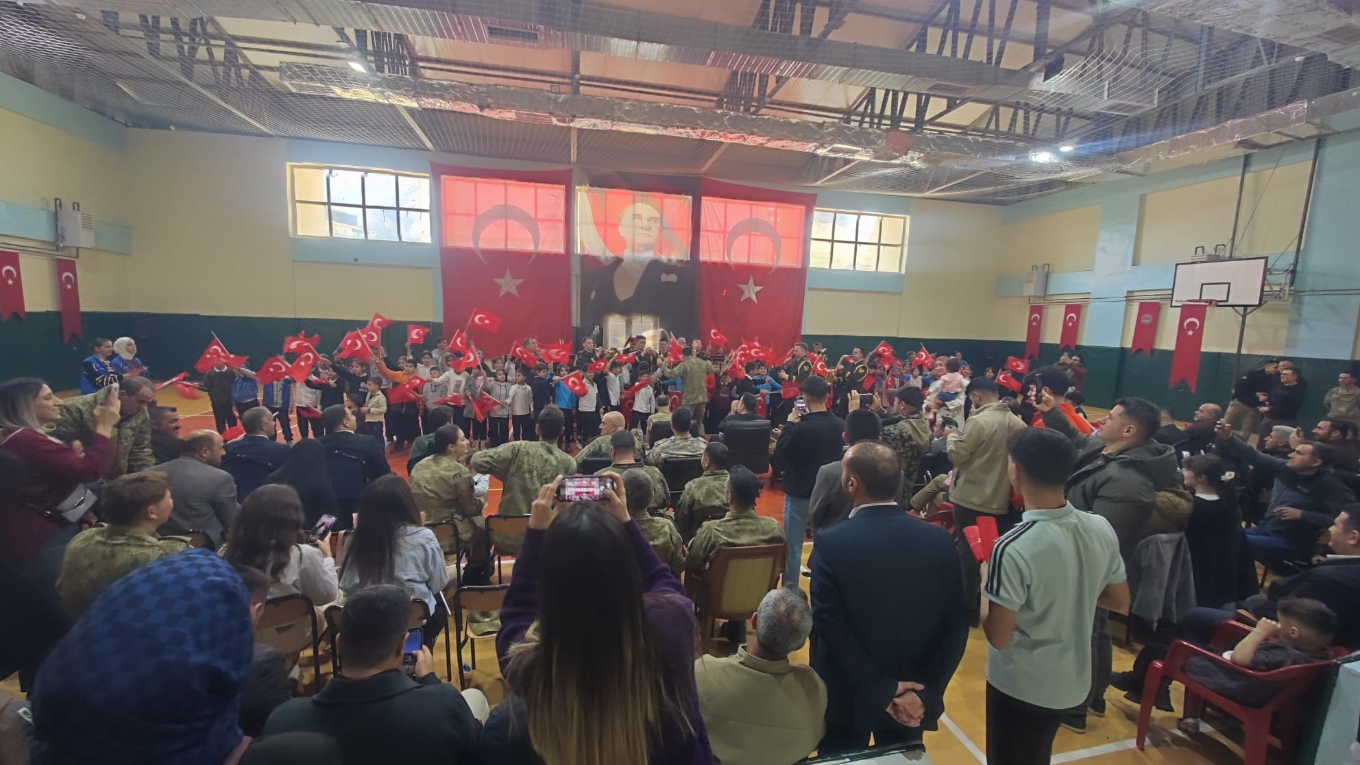 Askeri bando takımı, Derecik’te konser verdi