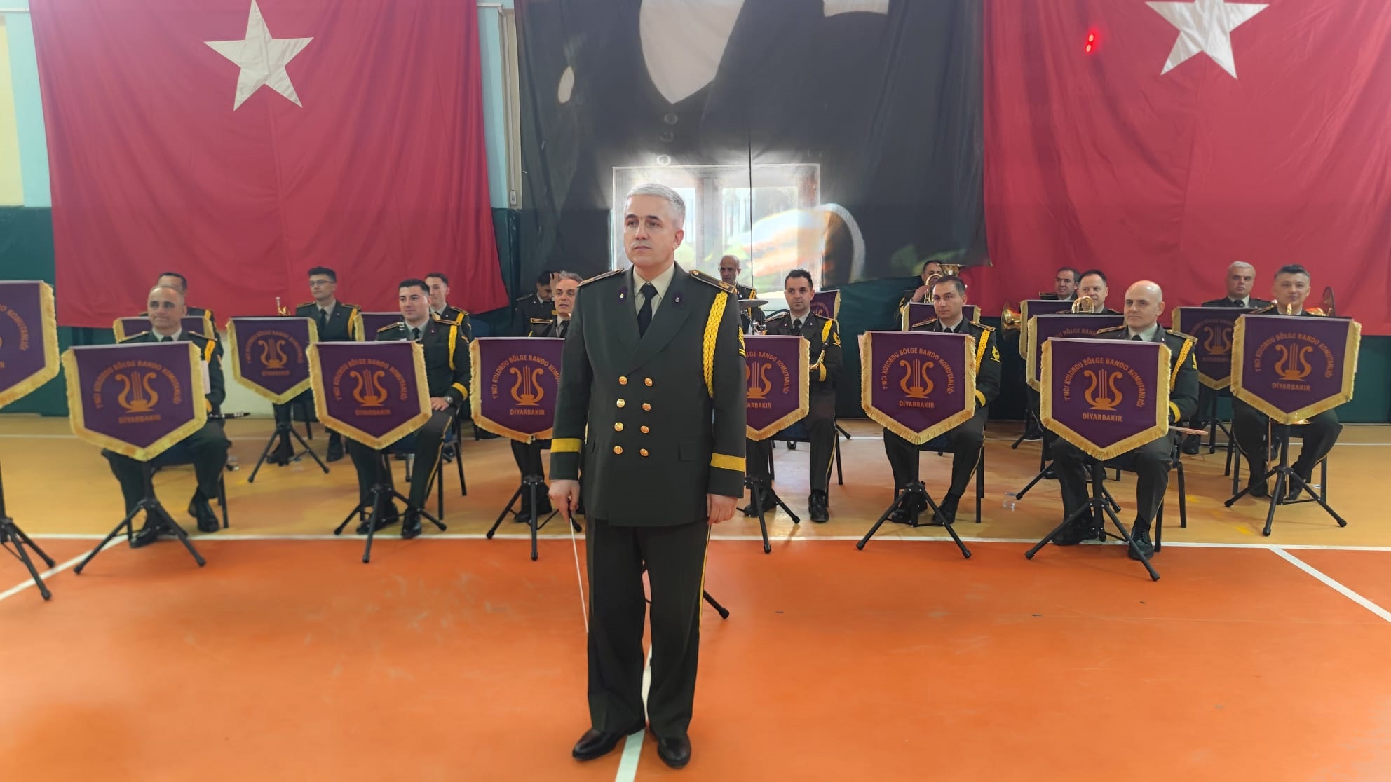 Askeri bando takımı, Derecik’te konser verdi