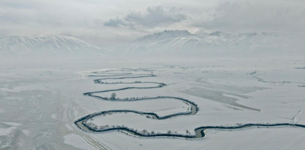 Hakkari’de menderesler beyaza büründü