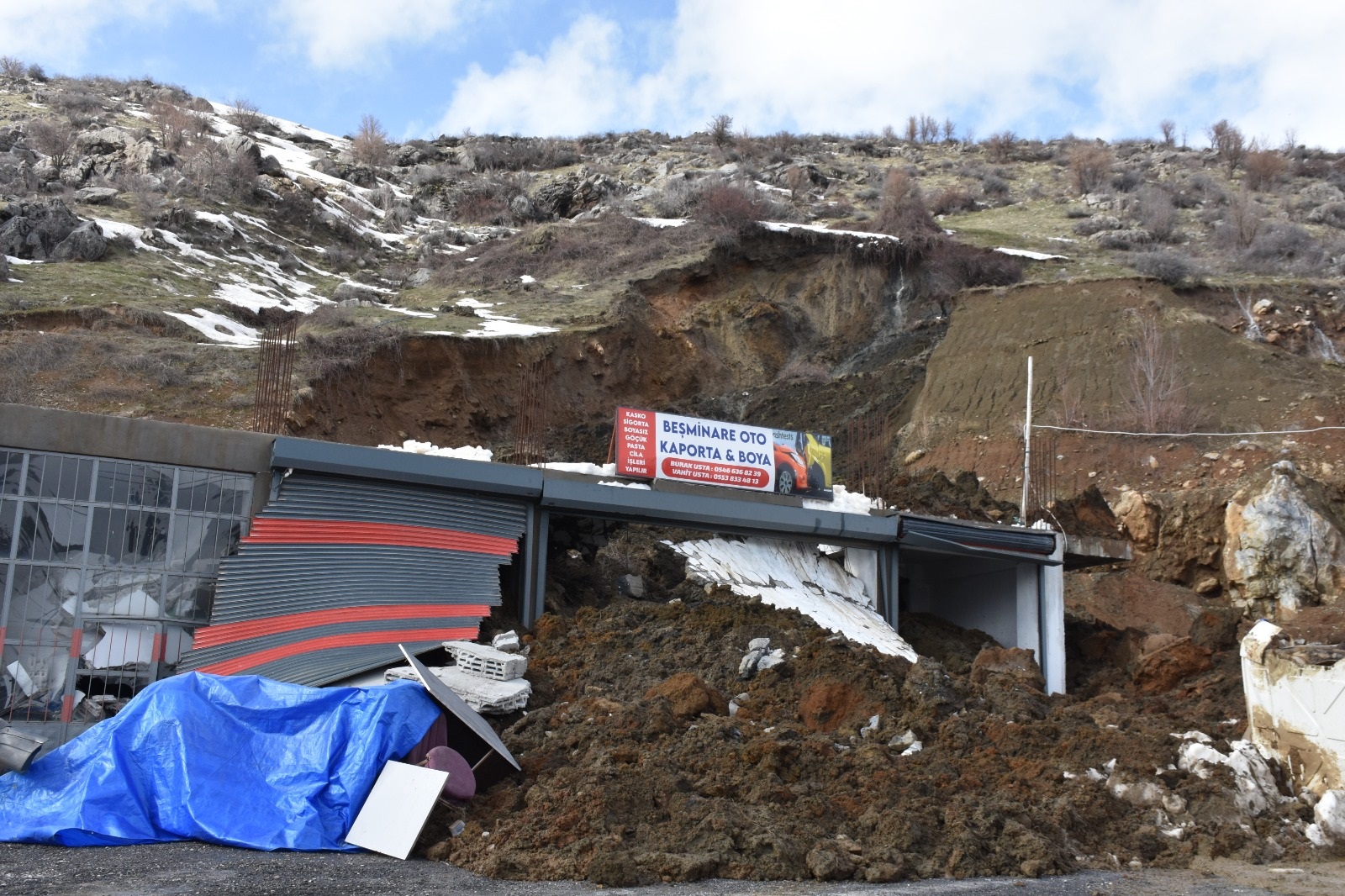 Bitlis’te toprak kaydı, erken tahliye faciayı önledi