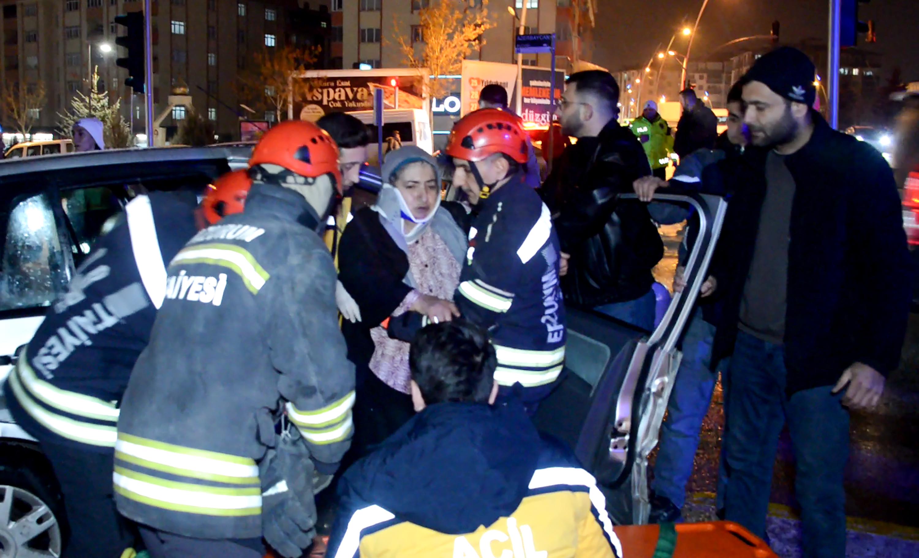Erzurum'da üç aracın karıştığı kazada 9 yaralı