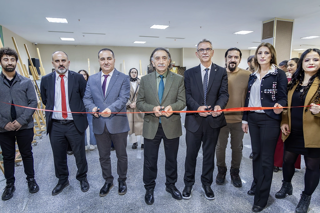 Üniversitede sergi sonrası Akademik toplantı