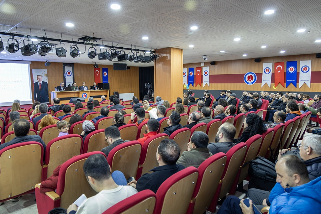 Üniversitede sergi sonrası Akademik toplantı