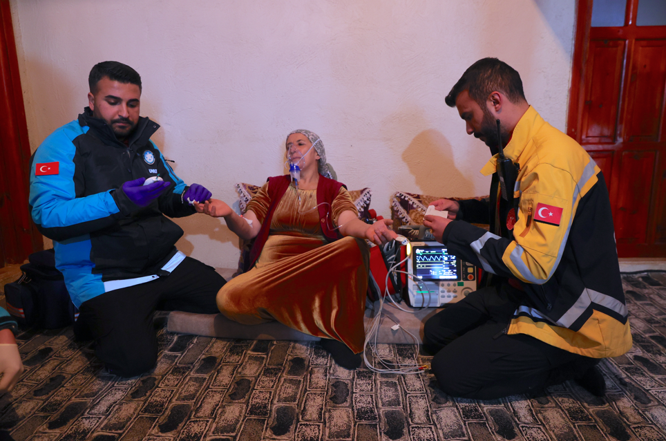 Hakkari'de sağlıkçılar zorlu kış şartlarında hastaların imdadına yetişiyor