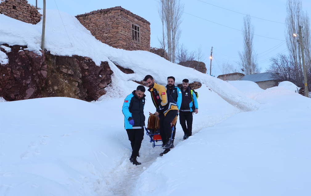 Hakkari'de sağlıkçılar zorlu kış şartlarında hastaların imdadına yetişiyor