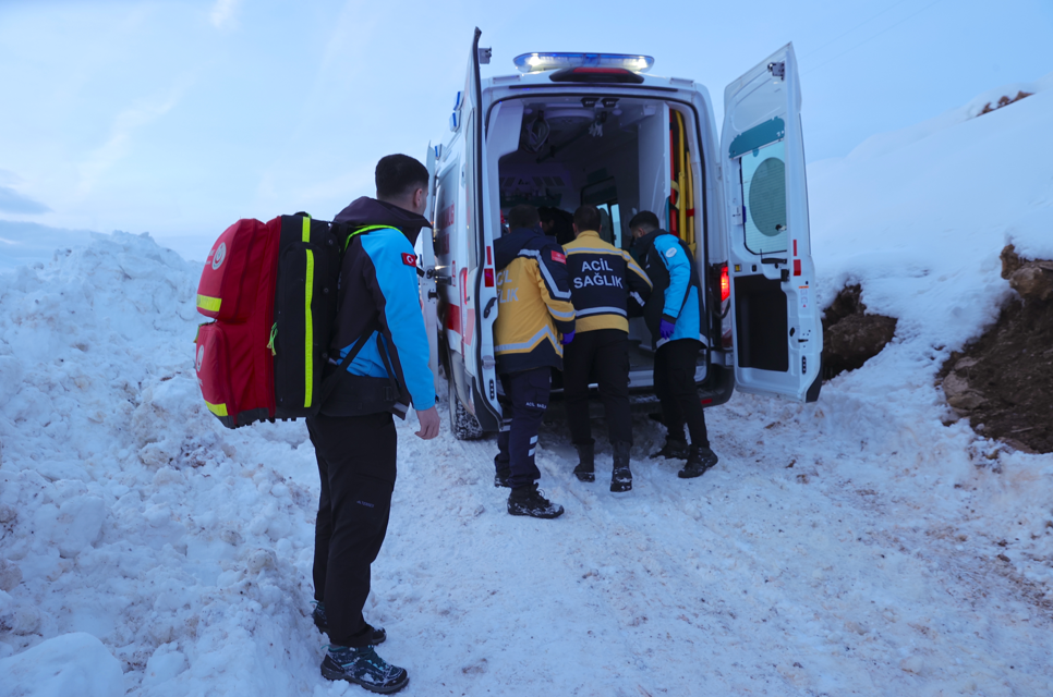 Hakkari'de sağlıkçılar zorlu kış şartlarında hastaların imdadına yetişiyor