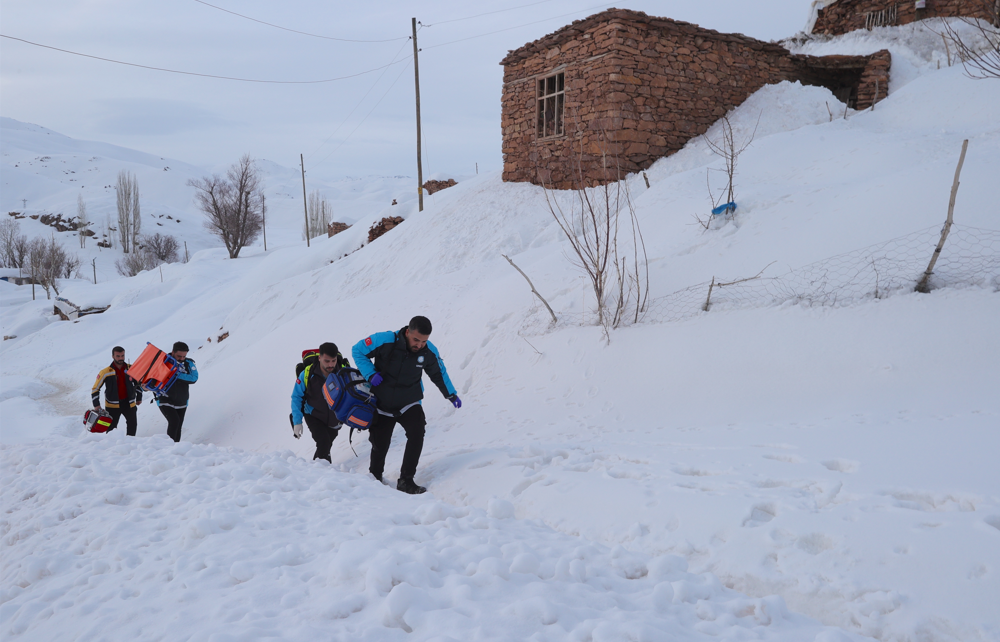 Hakkari'de sağlıkçılar zorlu kış şartlarında hastaların imdadına yetişiyor