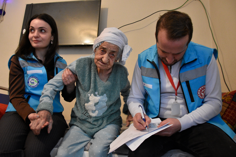 Bitlis'te 101 yaşındaki kadına evde sağlık hizmeti