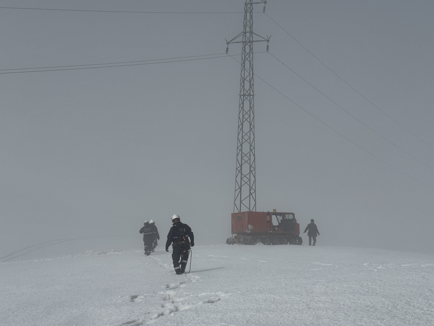 VEDAŞ ekipleri karlı dağda arızayı giderdi