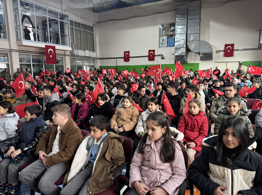 Askeri bando takımı Yüksekova'da konser verdi