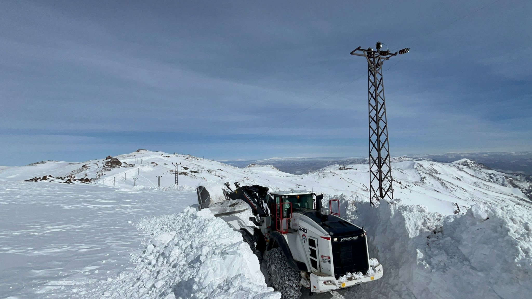 Kardan kapanan askeri üs bölge yolları açıldı