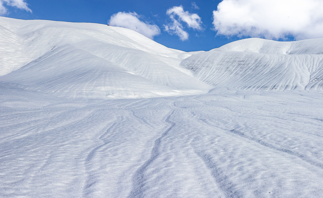 Rüzgar esti, Hakkari’de kar sanata dönüştü