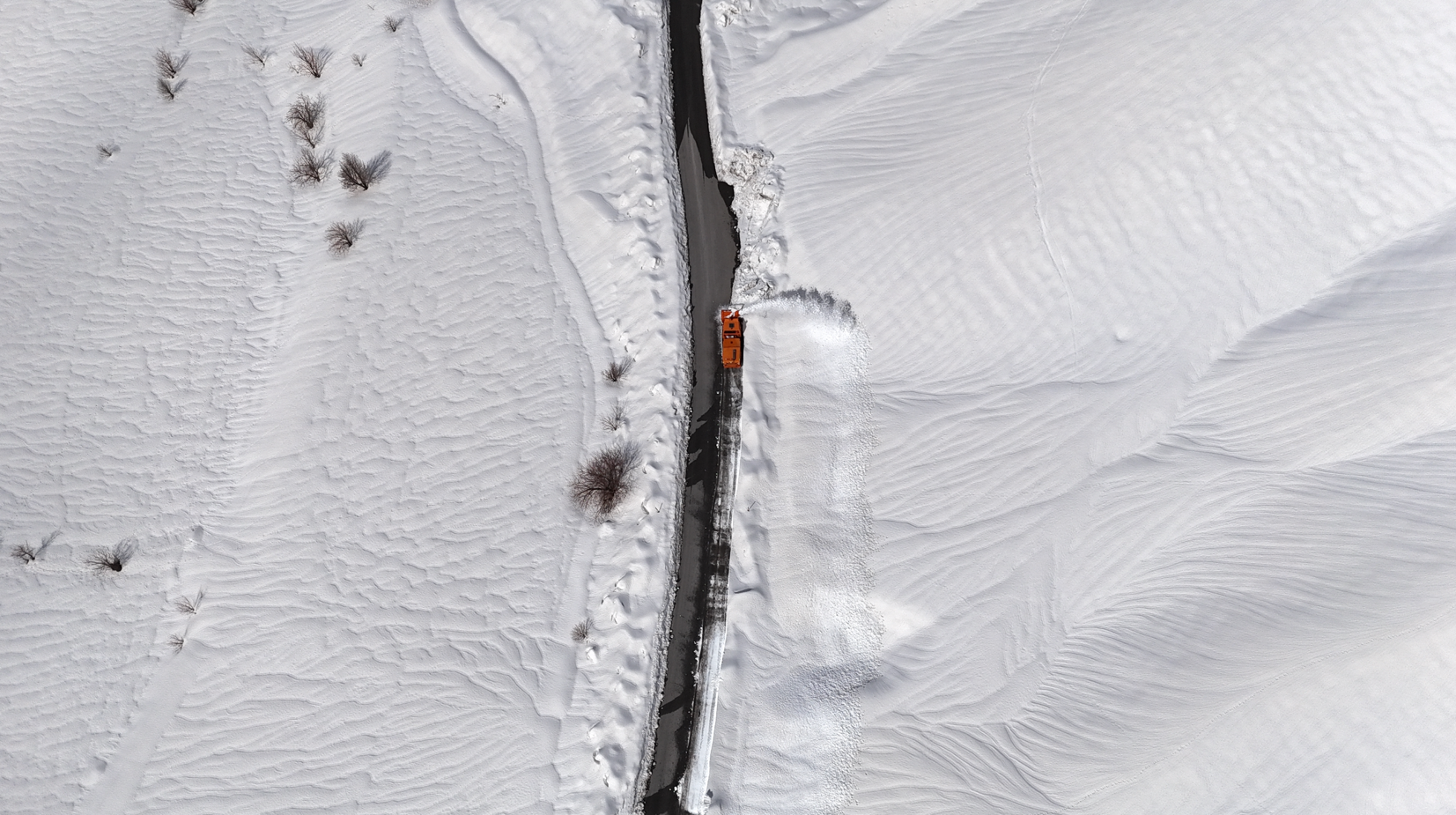 Rüzgar esti, Hakkari’de kar sanata dönüştü