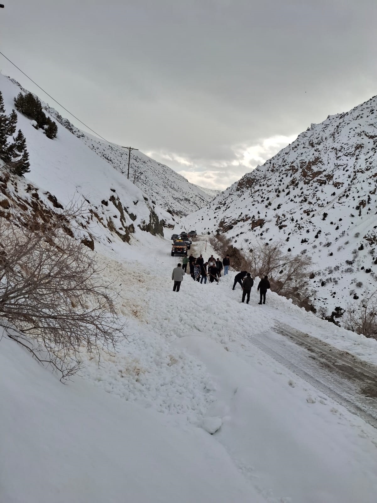 Off-road ekibi çığdan son anda kurtuldu