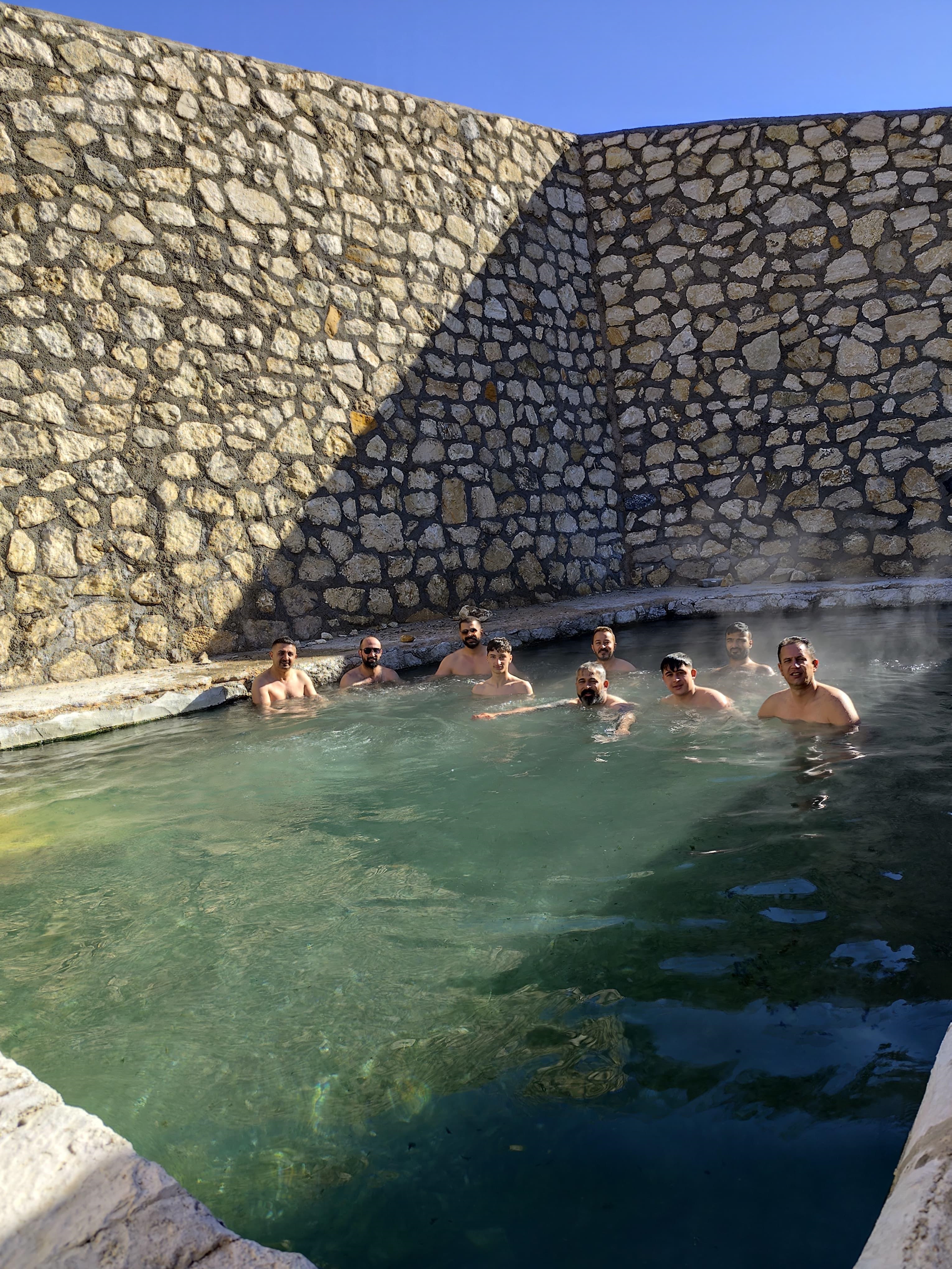 Off-road ekibi kışın ortasında kaplıcada yüzdü