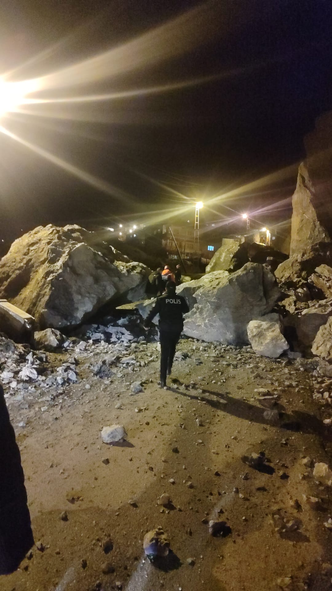 Hakkari’de yola dev kayalar düştü: Ekipler seferber oldu