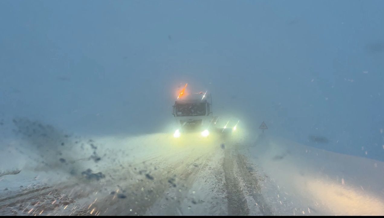 Yüksekova'da kar ve tipi; araçlar yolda kaldı