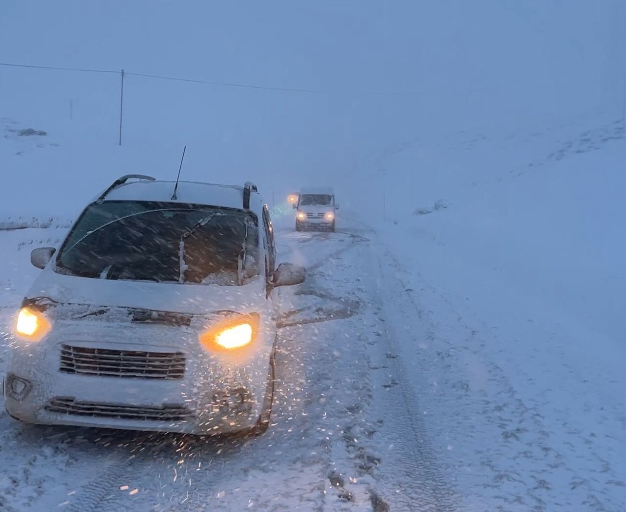 Yüksekova'da kar ve tipi; araçlar yolda kaldı