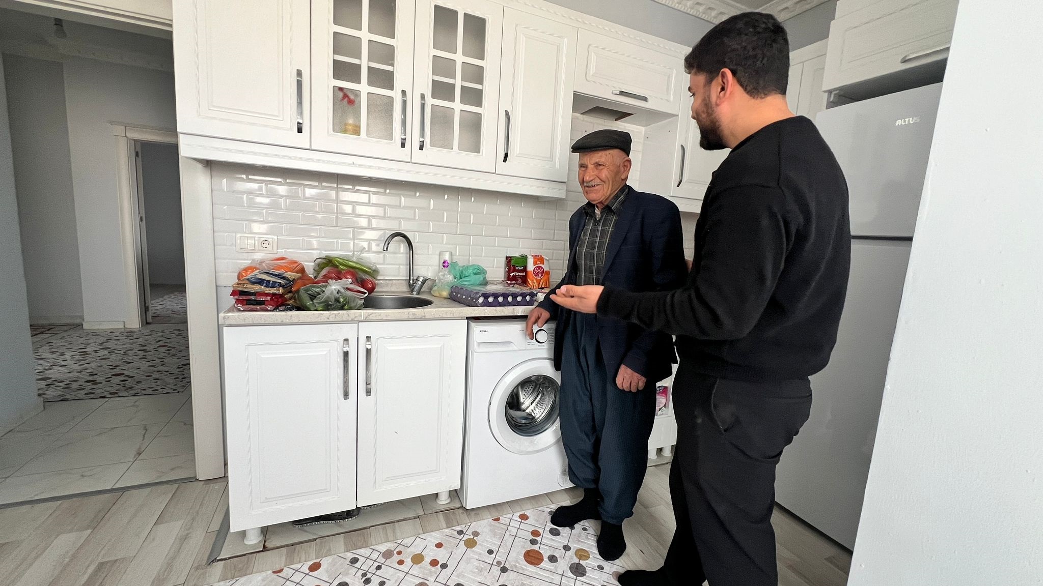 Yüksekova’da yağış nedeniyle evi yıkılan aileye destek