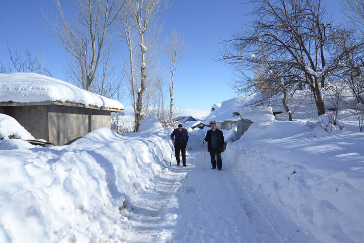 Muş’ta karla kaplı köyde yaşam mücadelesi