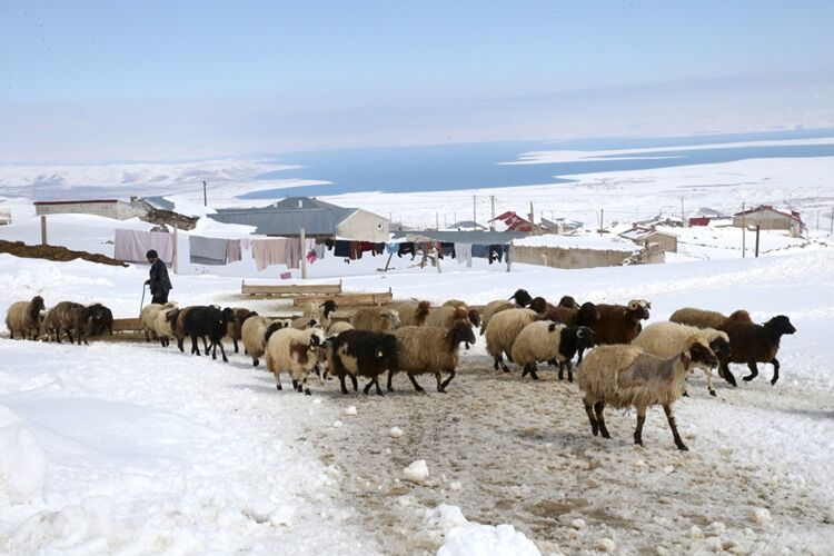 Kışkılı’da karla mücadele baharda da devam ediyor