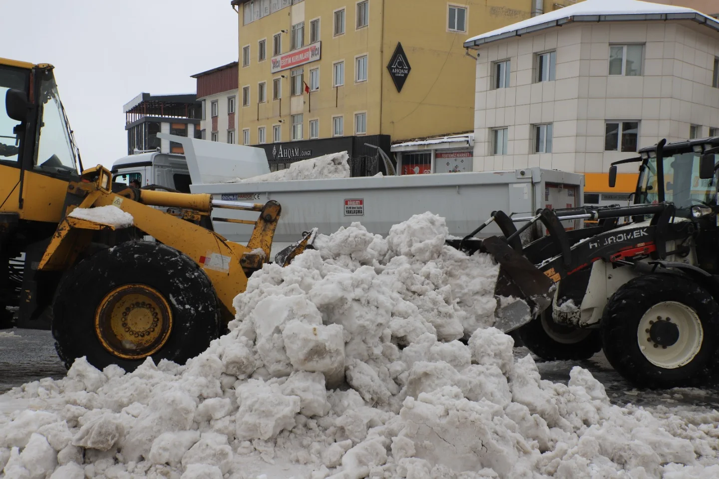 Hakkari’de karla mücadele seferberliği sürüyor