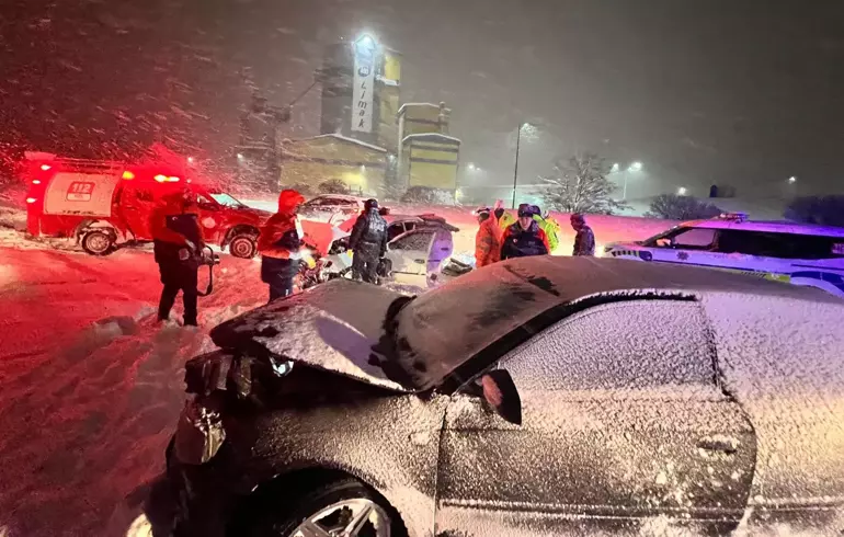 Otomobiller, kafa kafaya çarpıştı; 2'si çocuk 7 yaralı