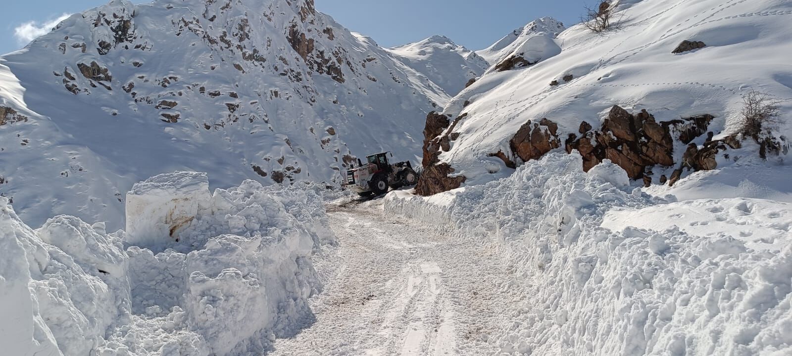 Yüksekova'da kapalı mezra yolu ulaşıma açıldı