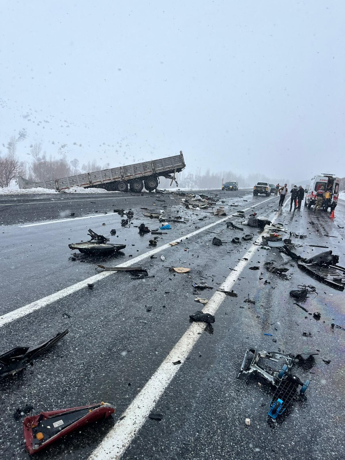 A A 20260314 40823862 40823861 V A N D A O T O M O B I L I L E T I R I N C A R P I S T I G I K A Z A D A 2 K I S I O L D U 3 K I S I Y A R A L A N D I