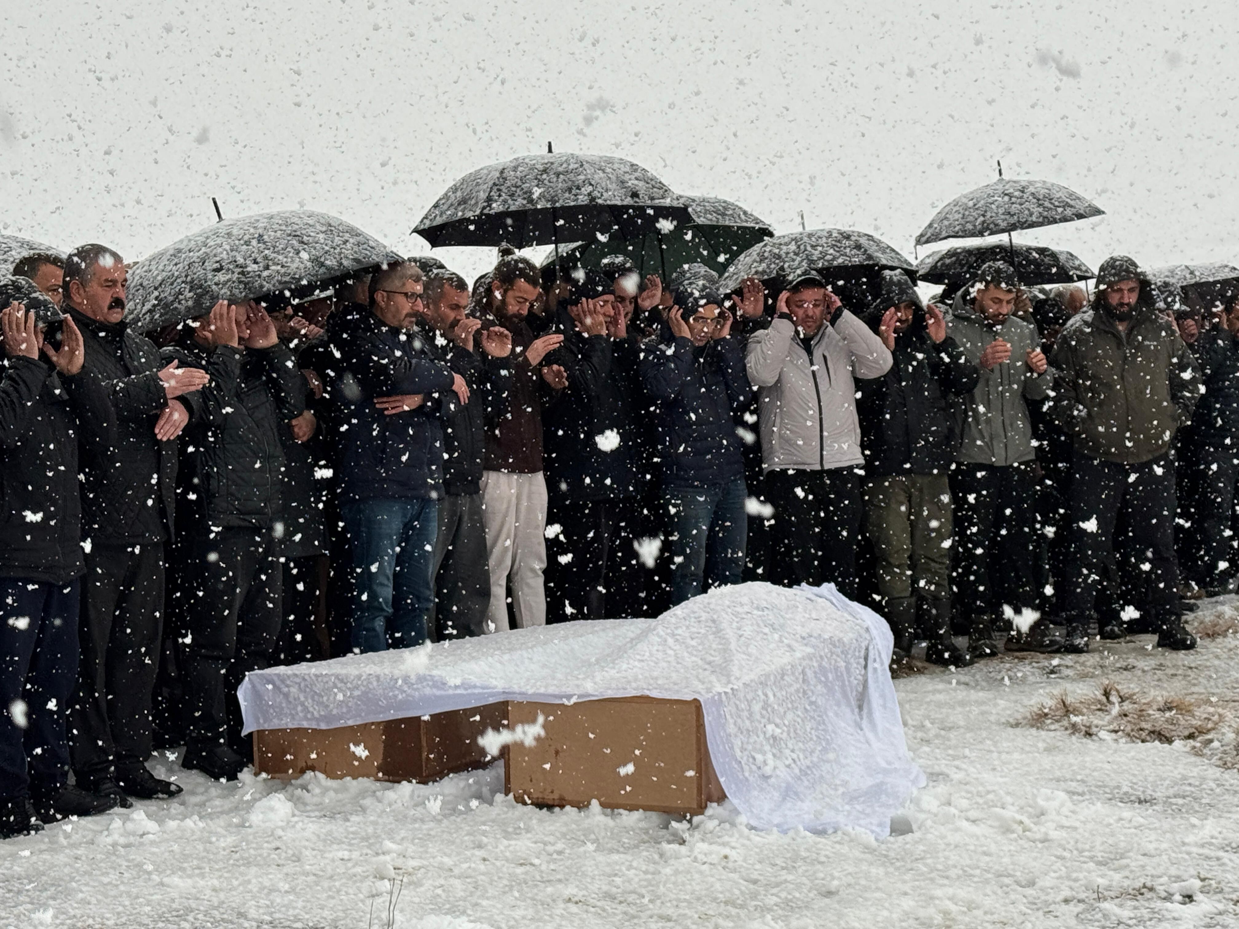 Acı veda: Çift ve bebekleri Hakkari’de defnedildi