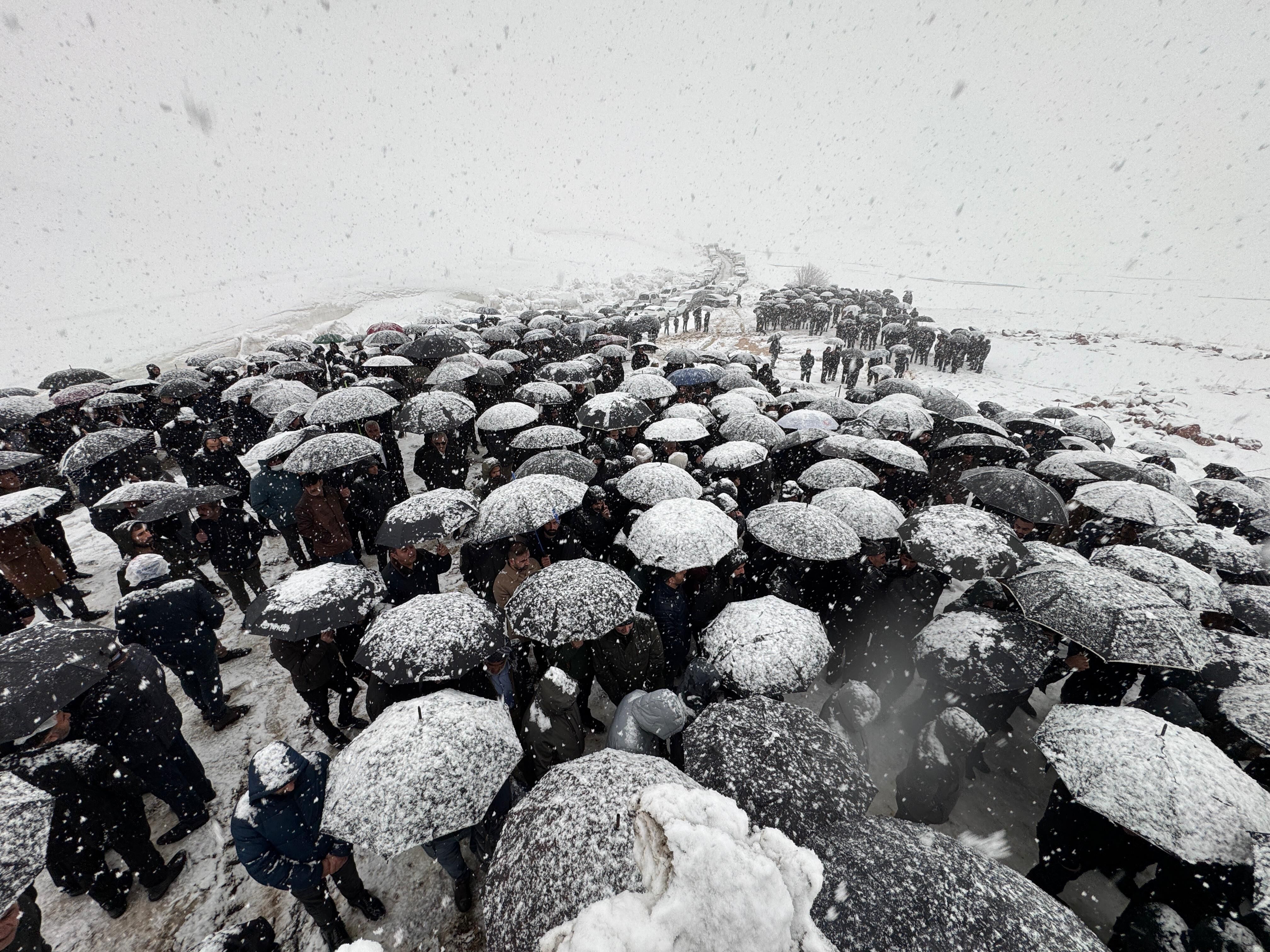 Acı veda: Çift ve bebekleri Hakkari’de defnedildi