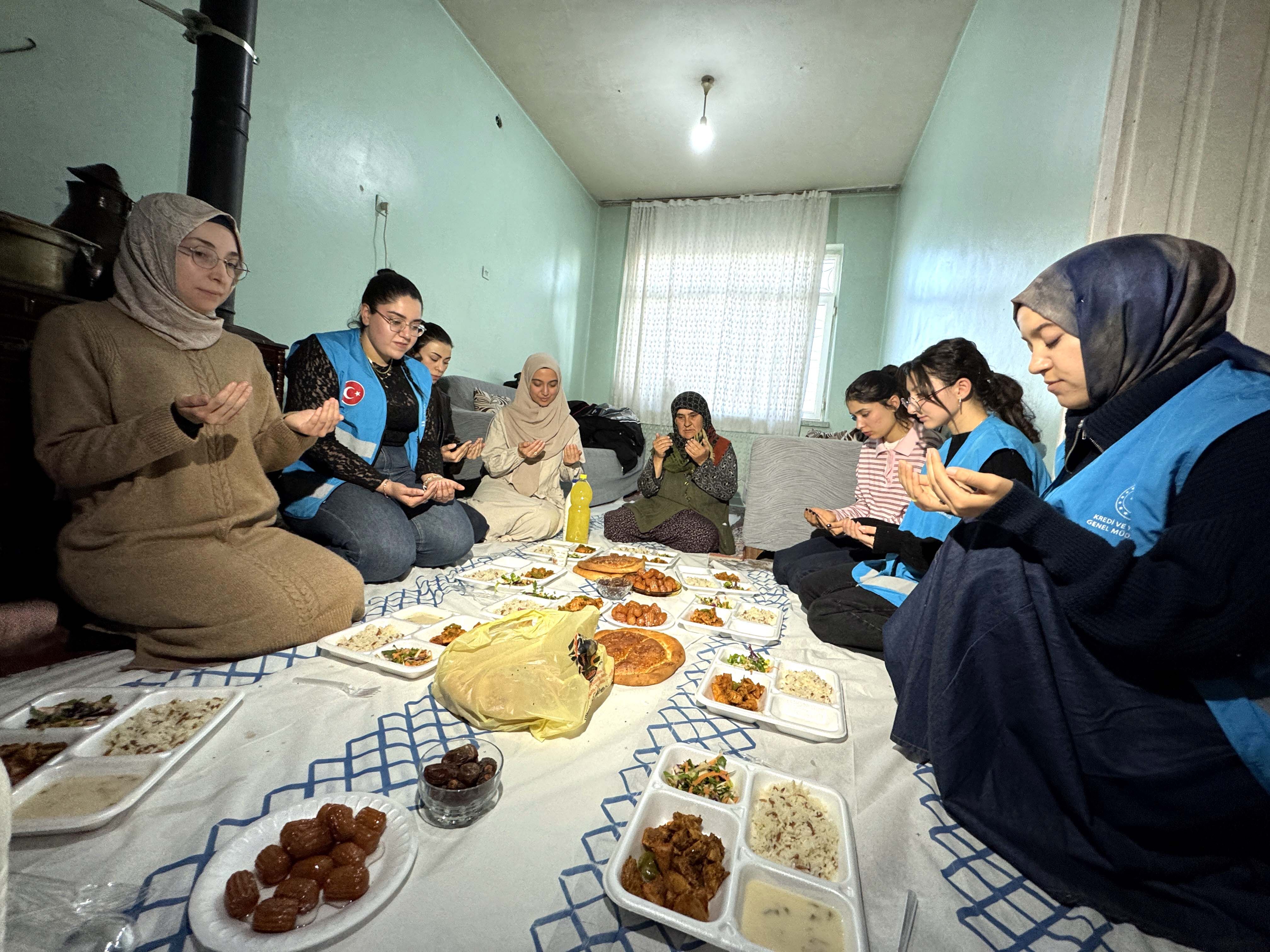 Üniversitelilerden gönül sofrası