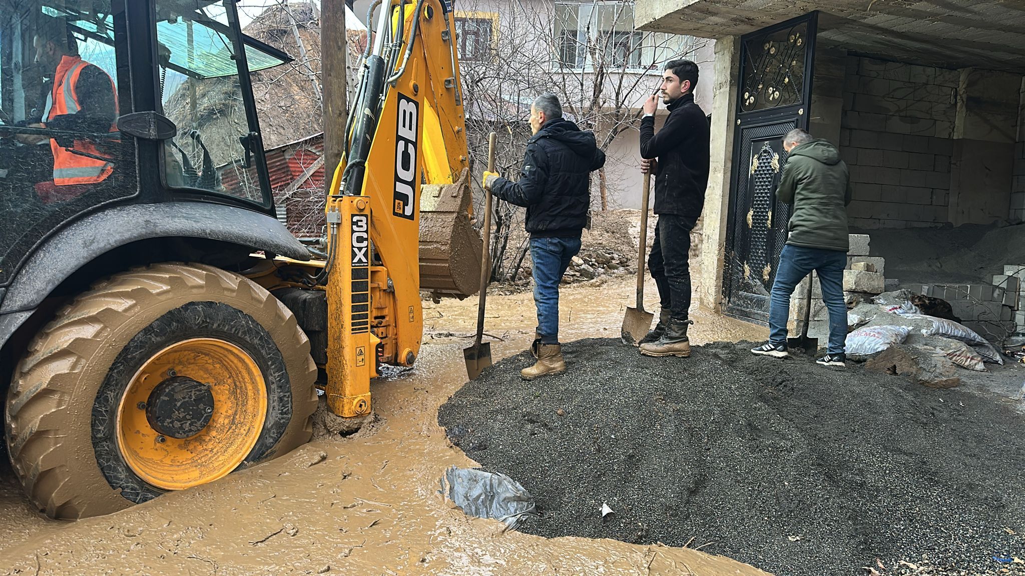 Hakkari'de sağanak nedeniyle heyelan meydana geldi