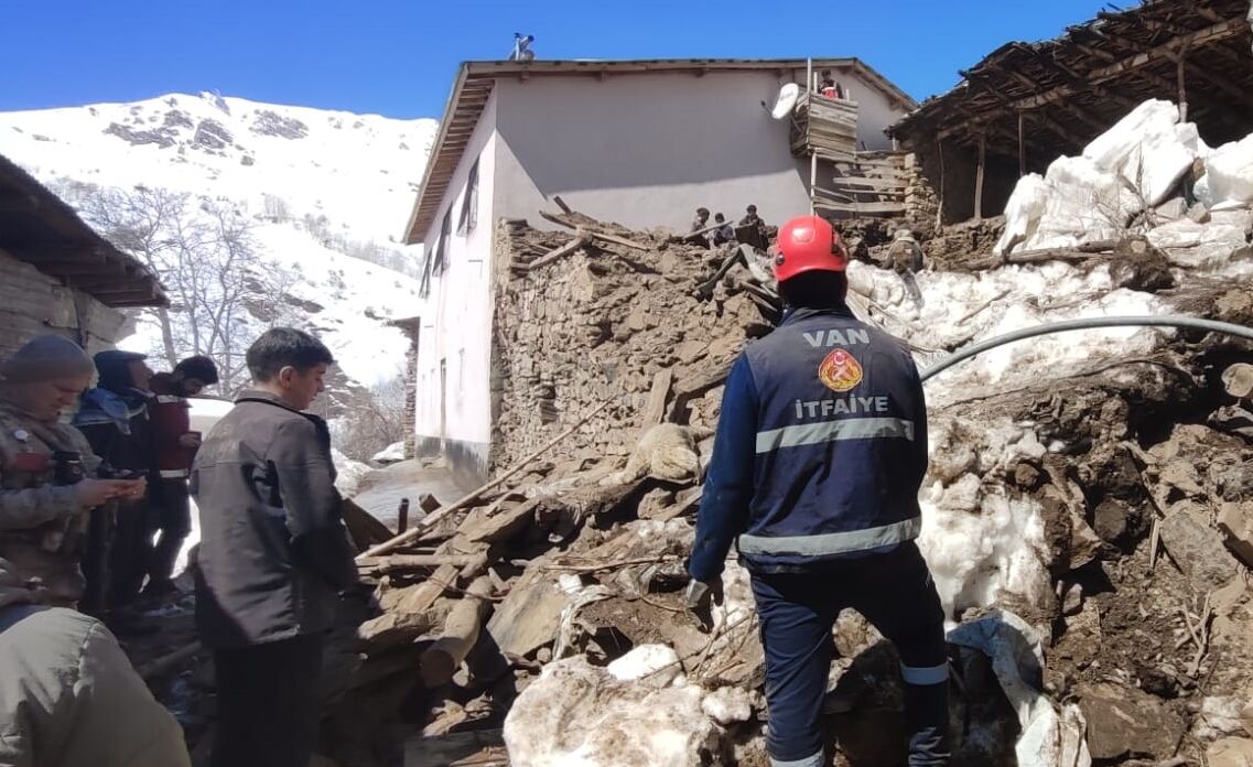 Van'da Çöken Duvarın Altında 50 Kuzu Kaldı