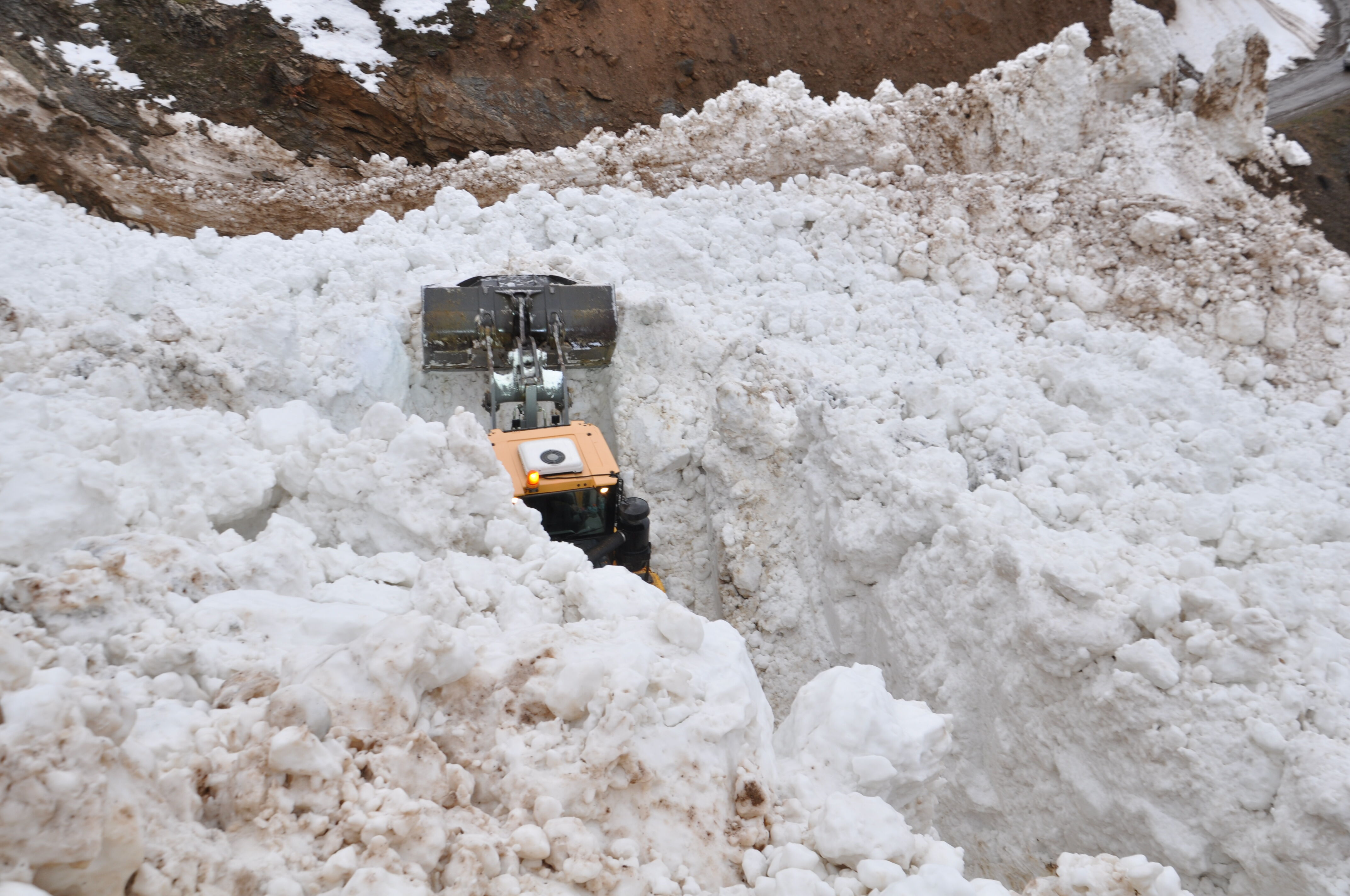 Bitlis'te çığın düştüğü köy yolunda çalışma başlatıldı